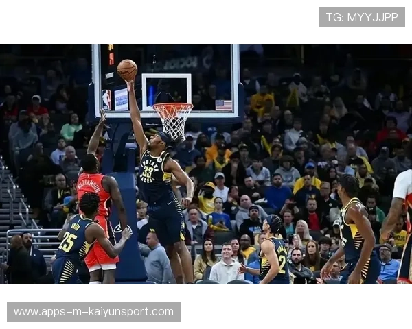 尼克斯哈特篮板拼到位，前场板一把抓