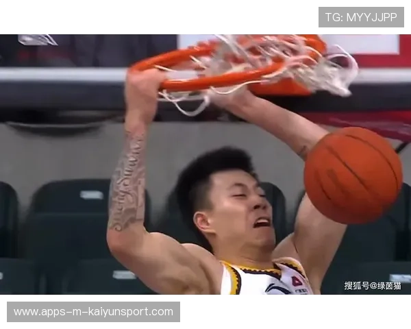 森林反击三打二成型,最后一脚传球走样,森林弹反